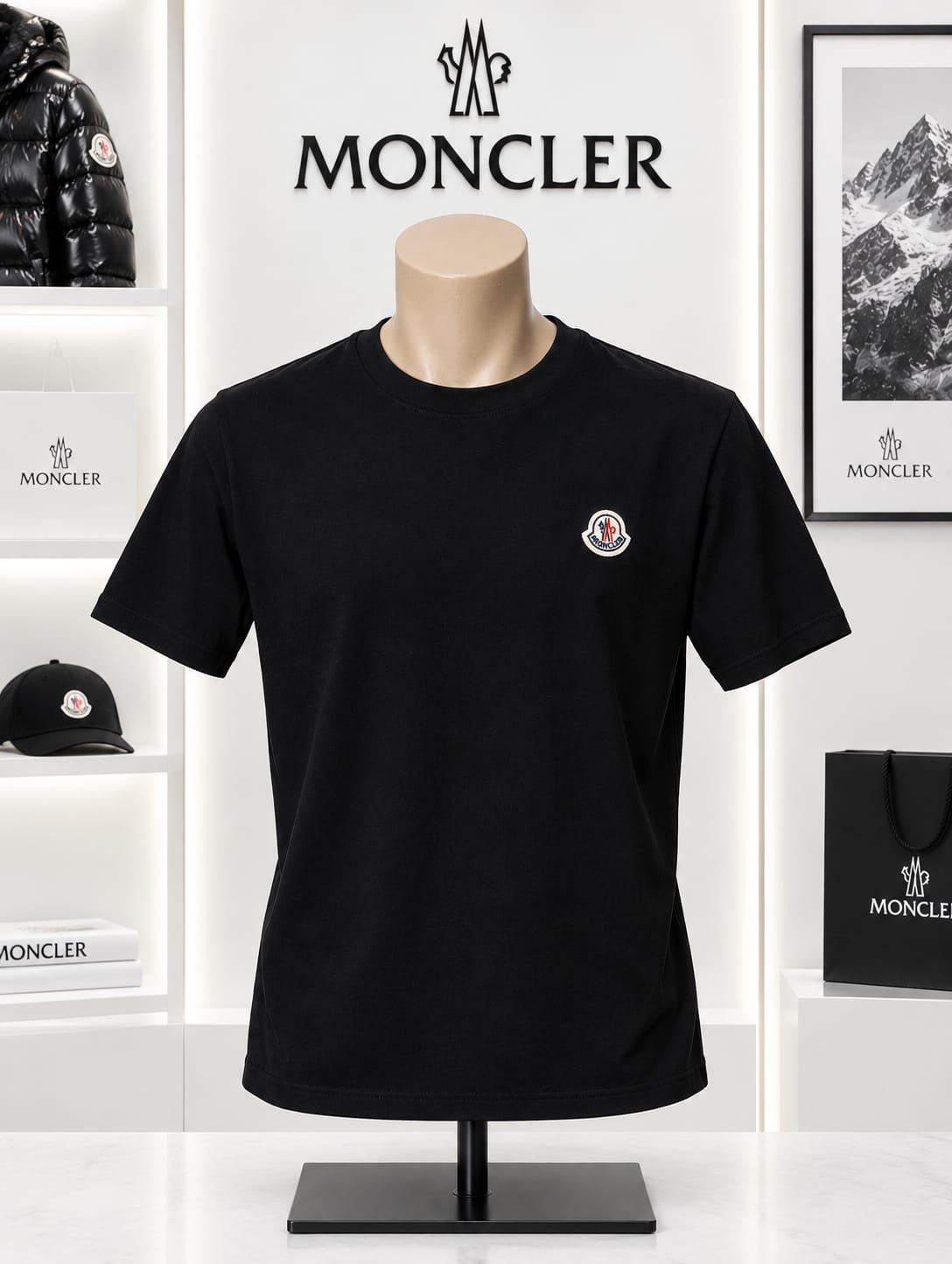 Moncler тениска — черно